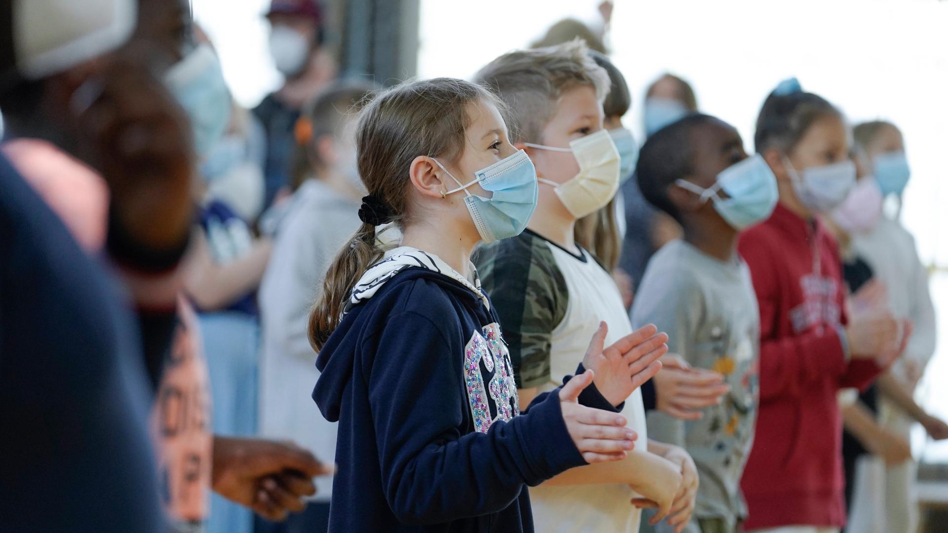 Kinder stehen in einer Turnhalle und klatschen in die Hände. Tourstart des Projekts "Wir wollen mobbingfrei!" 2021 in Düsseldorf. Kinder stehen in einer Turnhalle und klatschen in die Hände. Tourstart des Projekts "Wir wollen mobbingfrei!" 2021 in Düsseldorf.