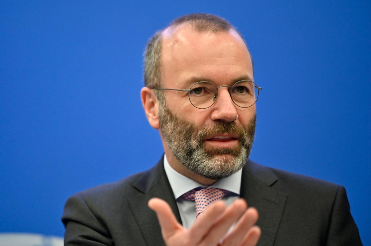 Manfred Weber, Chef der EVP-Fraktion im EU-Parlament, im Februar 2022 vor blauer Wand Manfred Weber, Chef der EVP-Fraktion im EU-Parlament, im Februar 2022 vor blauer Wand