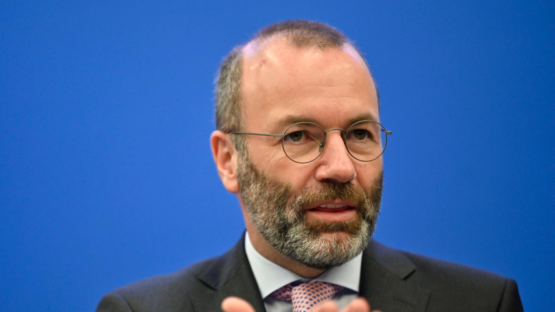Manfred Weber, Chef der EVP-Fraktion im EU-Parlament, im Februar 2022 vor blauer Wand Manfred Weber, Chef der EVP-Fraktion im EU-Parlament, im Februar 2022 vor blauer Wand