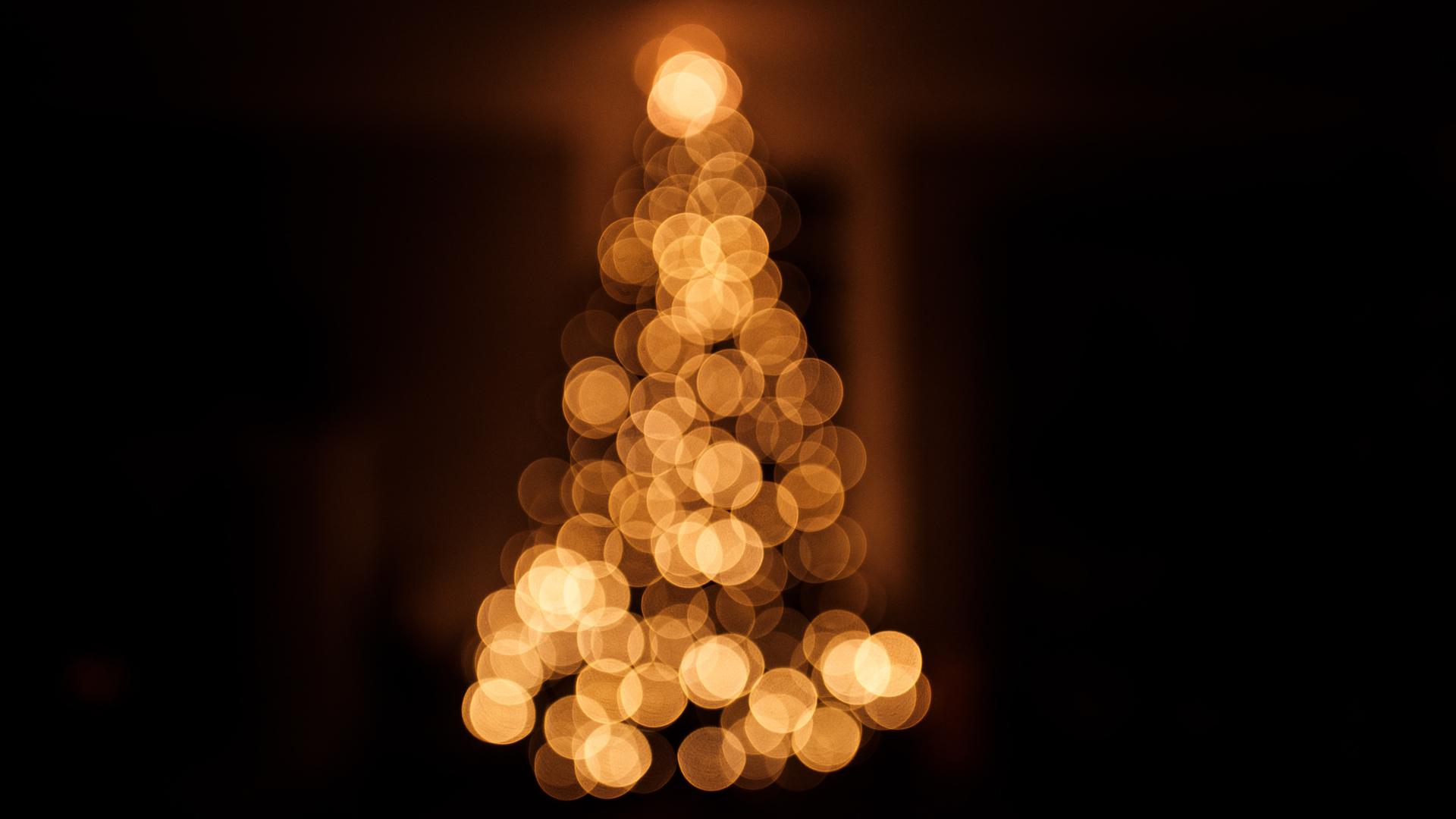 Ein aus Lichtern angedeuteter Weihnachtsbaum. Ein aus Lichtern angedeuteter Weihnachtsbaum.