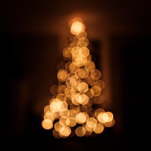 Ein aus Lichtern angedeuteter Weihnachtsbaum.