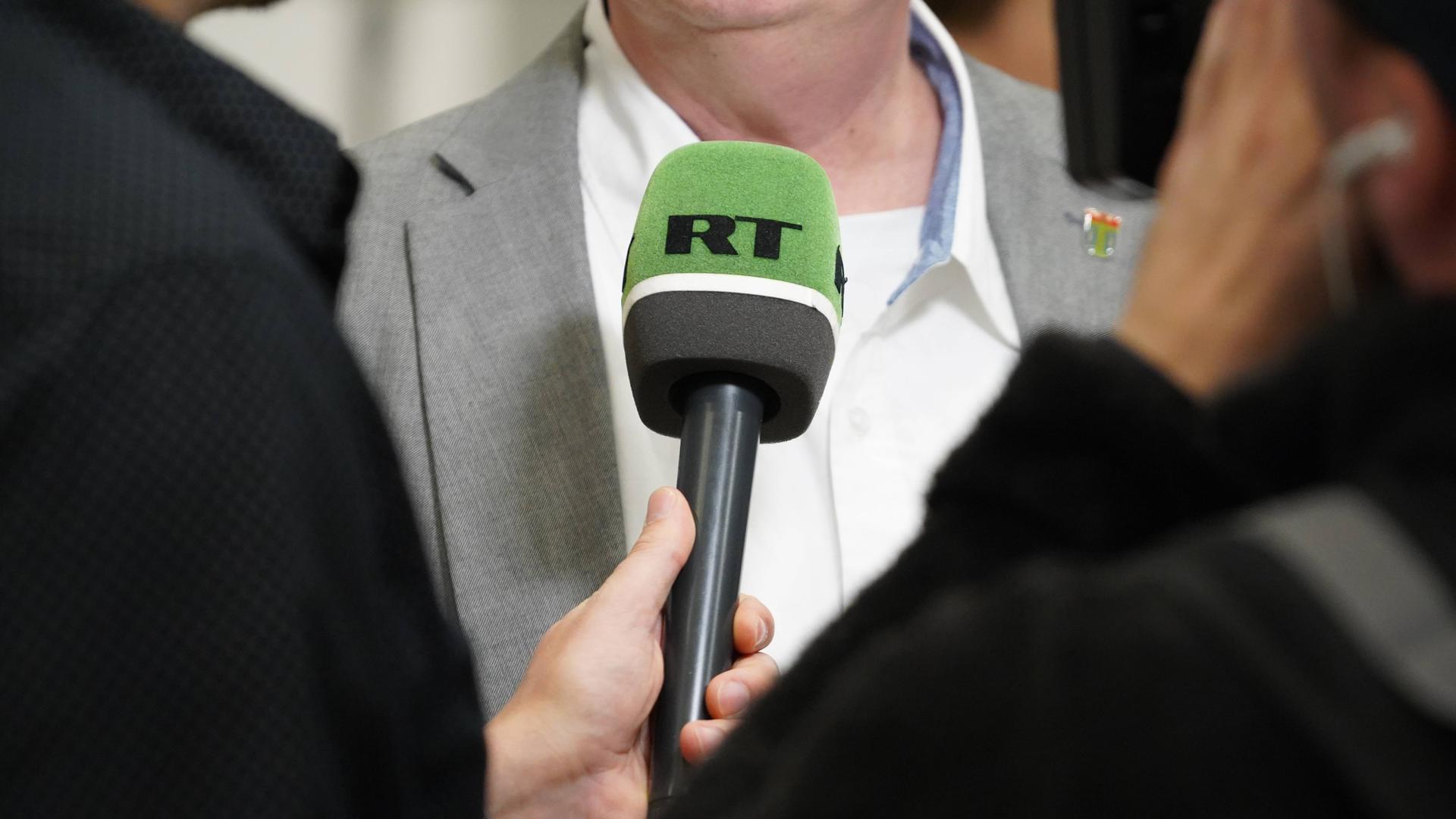 Ein RT-Reporter mit Mikrofon bei der CDU-Regionalkonferenz mit Friedrich Merz, Annegret Kramp-Karrenbauer und Jens Spahn am 30.11.2018 in Berlin
Ein RT-Reporter mit Mikrofon bei der CDU-Regionalkonferenz mit Friedrich Merz, Annegret Kramp-Karrenbauer und Jens Spahn am 30.11.2018 in Berlin