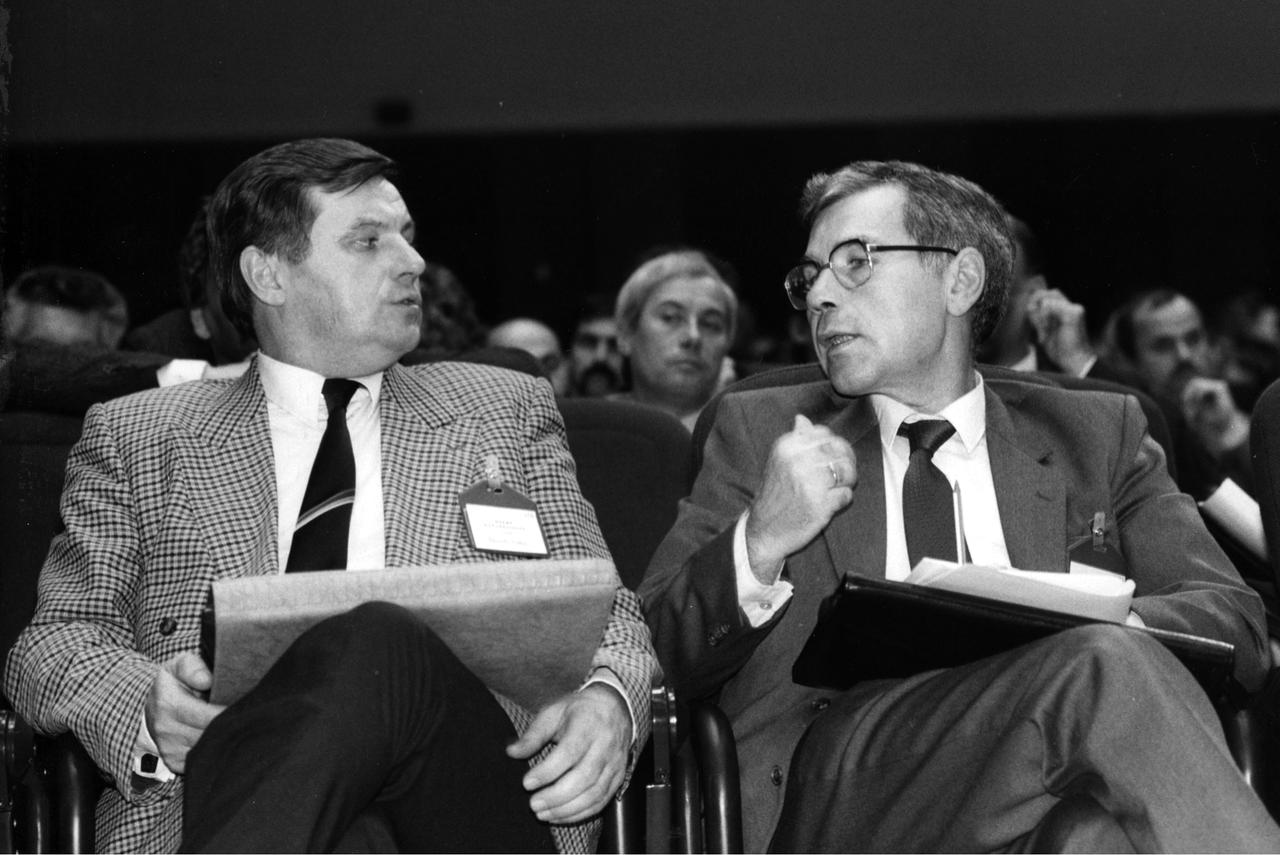 Miklós Németh und Gyula Horn sitzen beim Kongress der Ungarischen Sozialistischen Arbeiter nebeneinander.