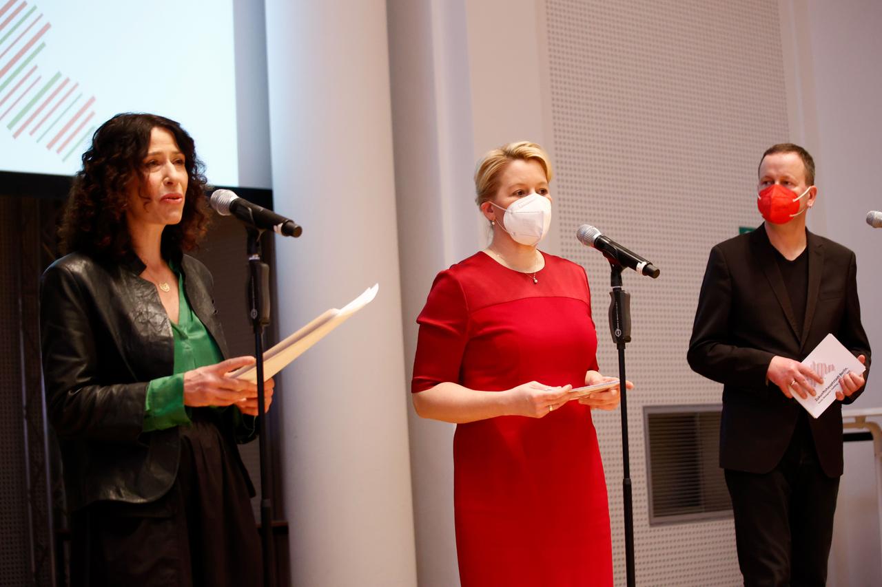 Bettina Jarasch, die Grünen, Franziska Giffey, SPD und Klaus Lederer, Die Linke stehen vor Mikrofonen. Bettina Jarasch, die Grünen, Franziska Giffey, SPD und Klaus Lederer, Die Linke stehen vor Mikrofonen.