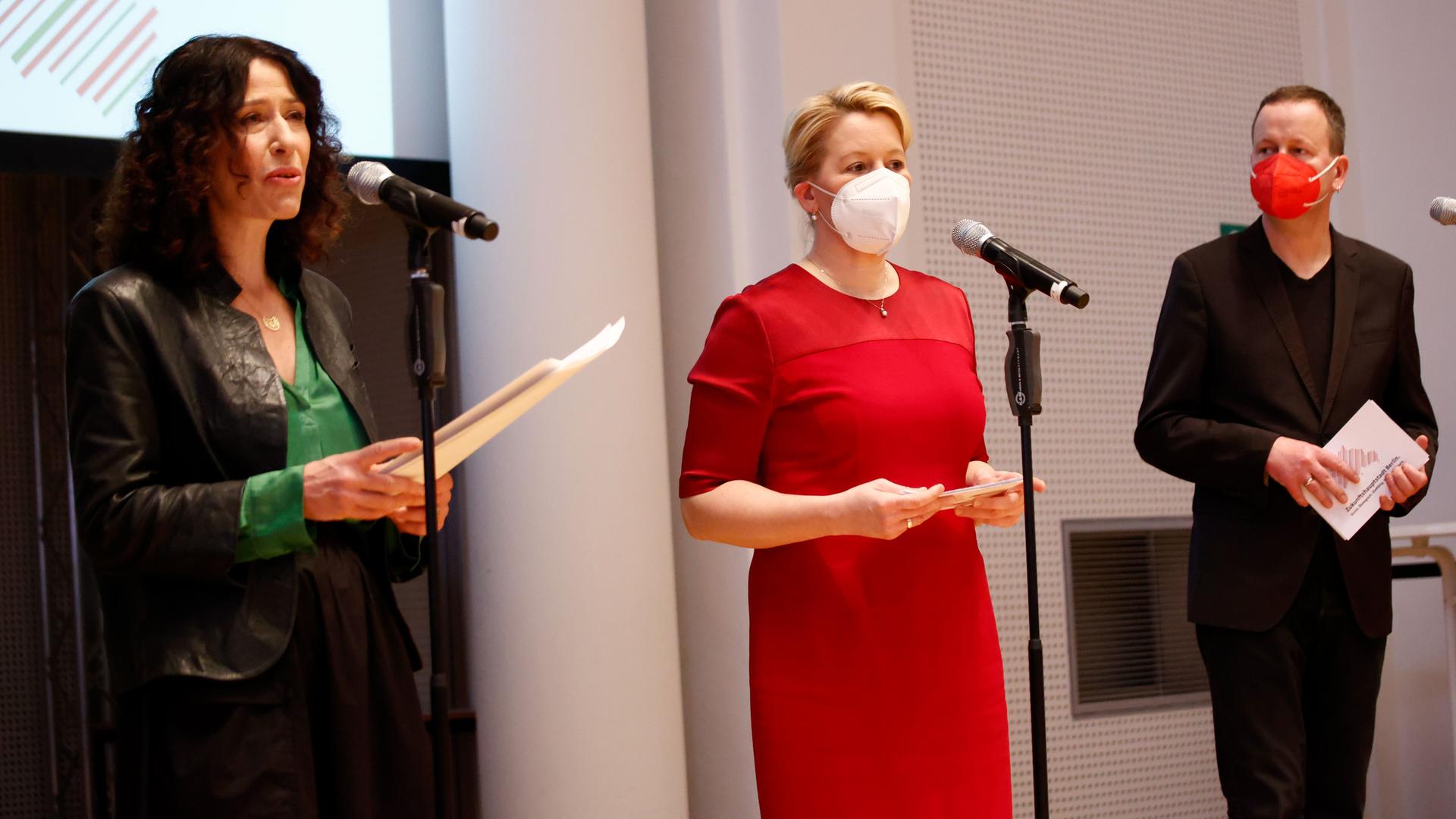 Bettina Jarasch, die Grünen, Franziska Giffey, SPD und Klaus Lederer, Die Linke stehen vor Mikrofonen. Bettina Jarasch, die Grünen, Franziska Giffey, SPD und Klaus Lederer, Die Linke stehen vor Mikrofonen.