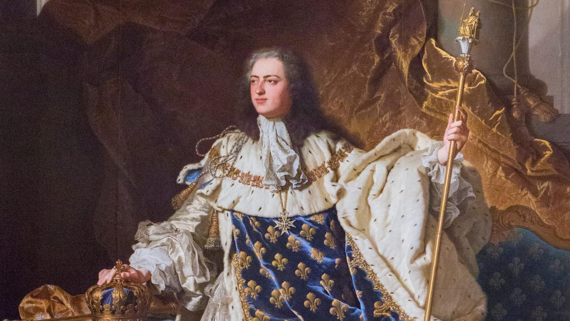 Ein gemaltes Bild in schwarzweiß. Es zeigt einen König mit Mantel und Rüstung. Es ist der französische König Ludwig XV., er regierte im 18. Jahrhundert. Ein gemaltes Bild in schwarzweiß. Es zeigt einen König mit Mantel und Rüstung. Es ist der französische König Ludwig XV., er regierte im 18. Jahrhundert.