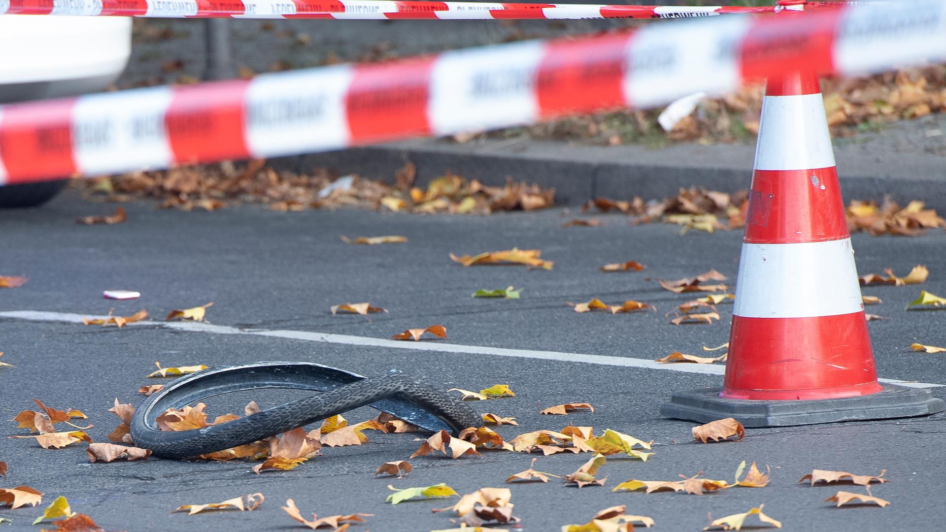 Das Rad eines Fahrrades liegt auf der Bundesallee in Berlin-Wilmersdorf. Eine Radfahrerin ist bei dem Verkehrsunfall mit einem Lastwagen lebensgefährlich verletzt worden. Die Verletzte sei unter dem Betonmischer eingeklemmt worden, teilte ein Sprecher der Feuerwehr mit. Auch der Lkw-Fahrer wurde bei dem Unfall verletzt. Das Rad eines Fahrrades liegt auf der Bundesallee in Berlin-Wilmersdorf. Eine Radfahrerin ist bei dem Verkehrsunfall mit einem Lastwagen lebensgefährlich verletzt worden. Die Verletzte sei unter dem Betonmischer eingeklemmt worden, teilte ein Sprecher der Feuerwehr mit. Auch der Lkw-Fahrer wurde bei dem Unfall verletzt.