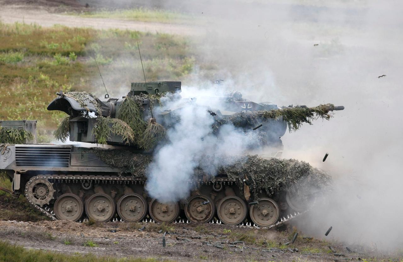 Ein Flugabwehrkanonenpanzer "Gepard 1A2" feuert während einer Gefechtsübung 2009 auf dem Truppenuebungsplatz in Bergen, Niedersachsen. Ein Flugabwehrkanonenpanzer "Gepard 1A2" feuert während einer Gefechtsübung 2009 auf dem Truppenuebungsplatz in Bergen, Niedersachsen.