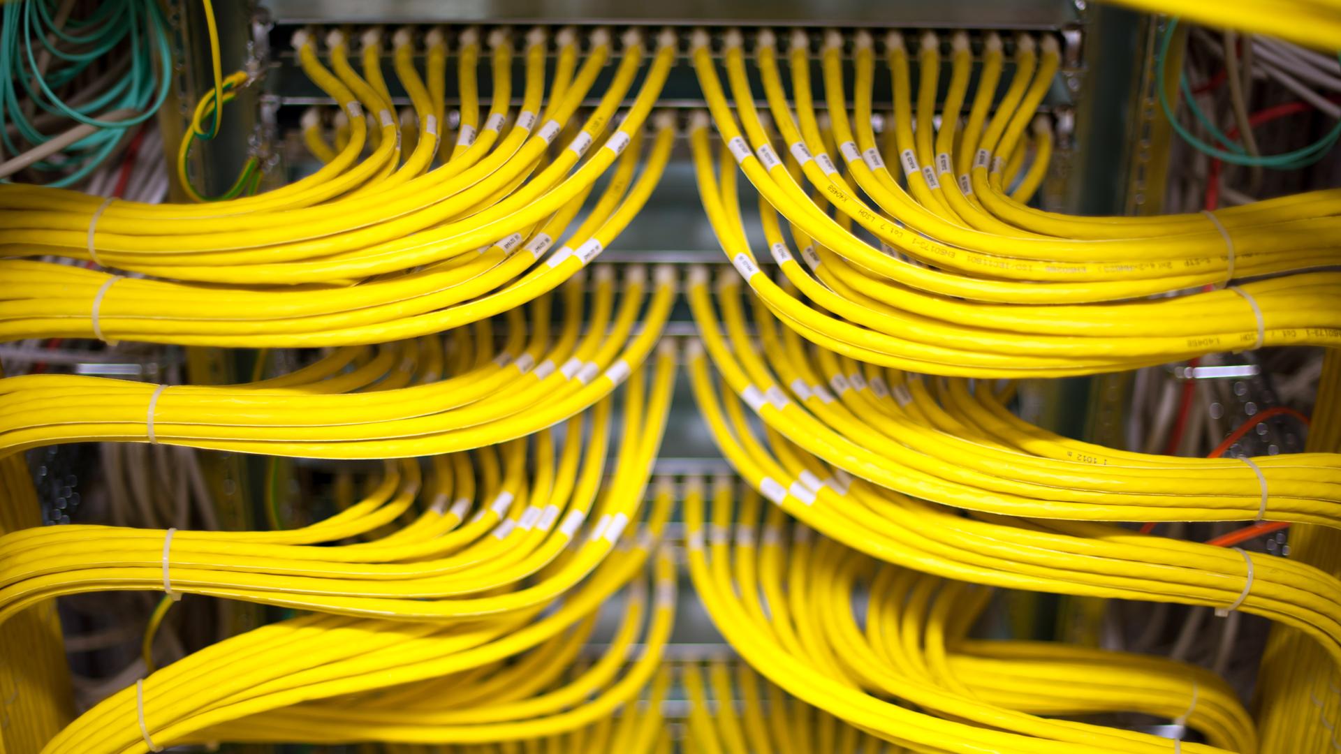 Zahlreiche gelbe Kabel in einer Verteilerstelle. Zahlreiche gelbe Kabel in einer Verteilerstelle.
