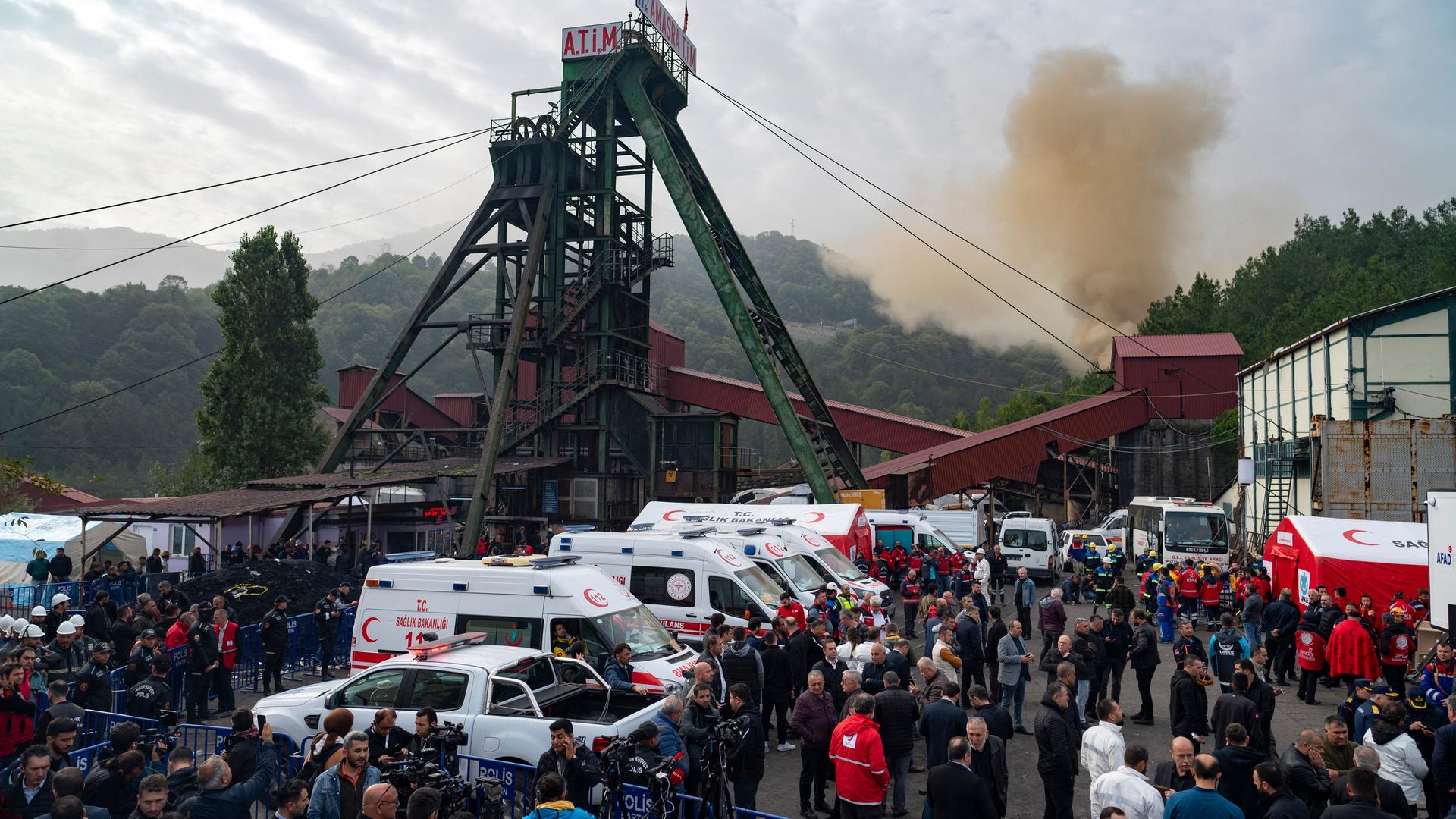 Rettungskräfte und Helfer stehen auf dem Gelände von dem Berg-Werk. Rettungskräfte und Helfer stehen auf dem Gelände von dem Berg-Werk.