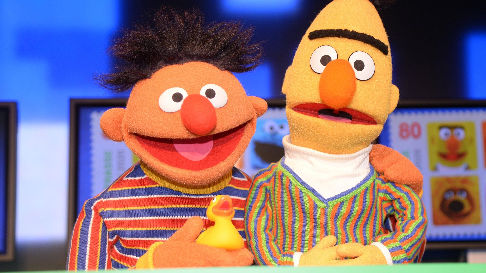Die Puppen Ernie & Bert aus der Sesamstraße bei der Vorstellung von Sondermarken der Deutschen Post mit Sesamstraßen-Motiven Die Puppen Ernie & Bert aus der Sesamstraße bei der Vorstellung von Sondermarken der Deutschen Post mit Sesamstraßen-Motiven