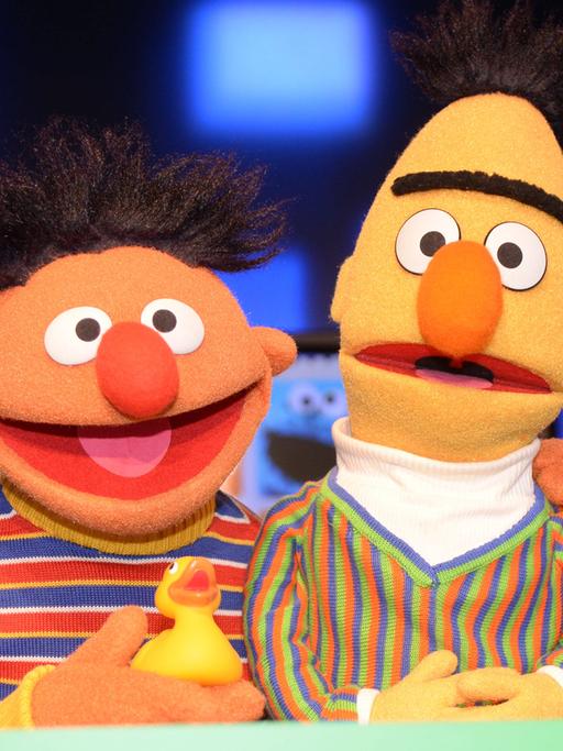 Die Puppen Ernie & Bert aus der Sesamstraße bei der Vorstellung von Sondermarken der Deutschen Post mit Sesamstraßen-Motiven