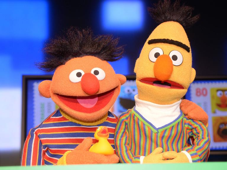 Die Puppen Ernie & Bert aus der Sesamstraße bei der Vorstellung von Sondermarken der Deutschen Post mit Sesamstraßen-Motiven