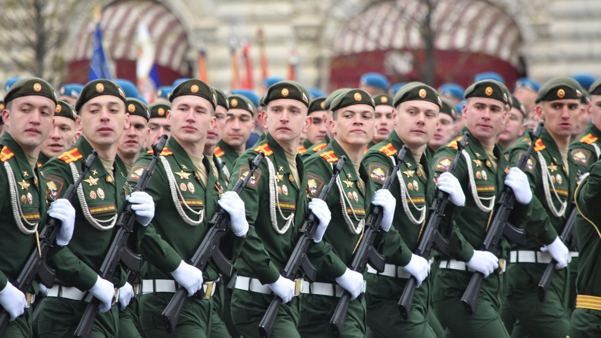 Russische Soldaten marschieren während der Militärparade zum Tag des Sieges über den Roten Platz. Russische Soldaten marschieren während der Militärparade zum Tag des Sieges über den Roten Platz.