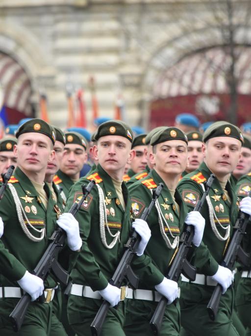 Russische Soldaten marschieren während der Militärparade zum Tag des Sieges über den Roten Platz.