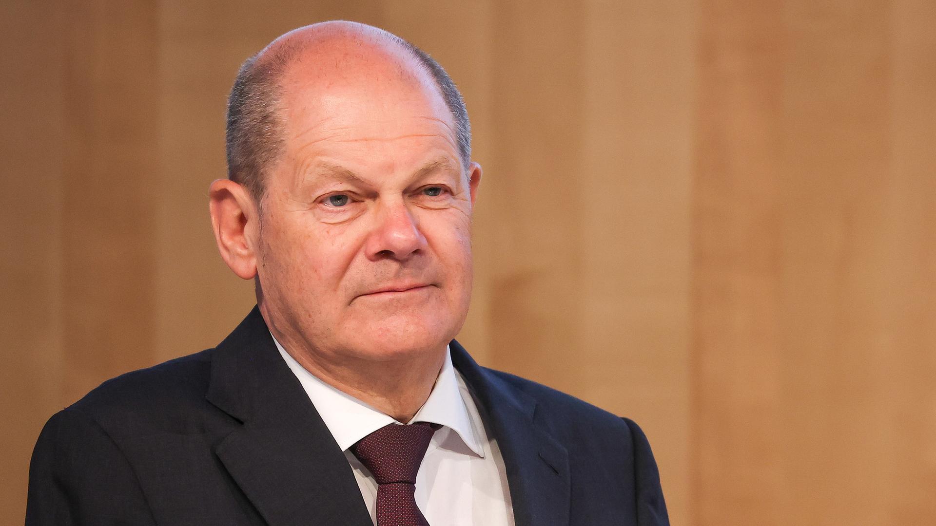 Olaf Scholz schaut in die Kamera. Olaf Scholz schaut in die Kamera.