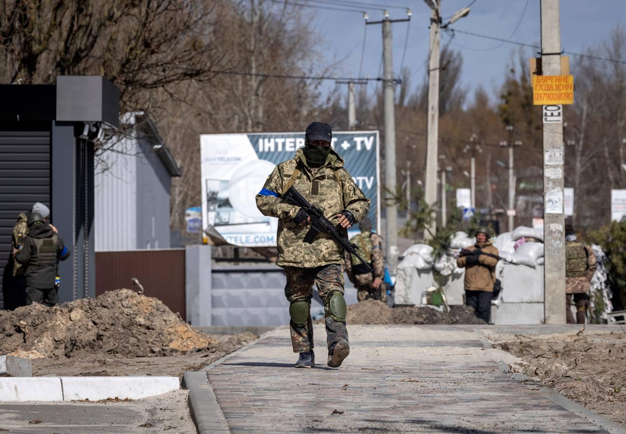 Ein ukrainischer Soldat an einem Kontrollpunkt in Stoyanka bei Kiew.