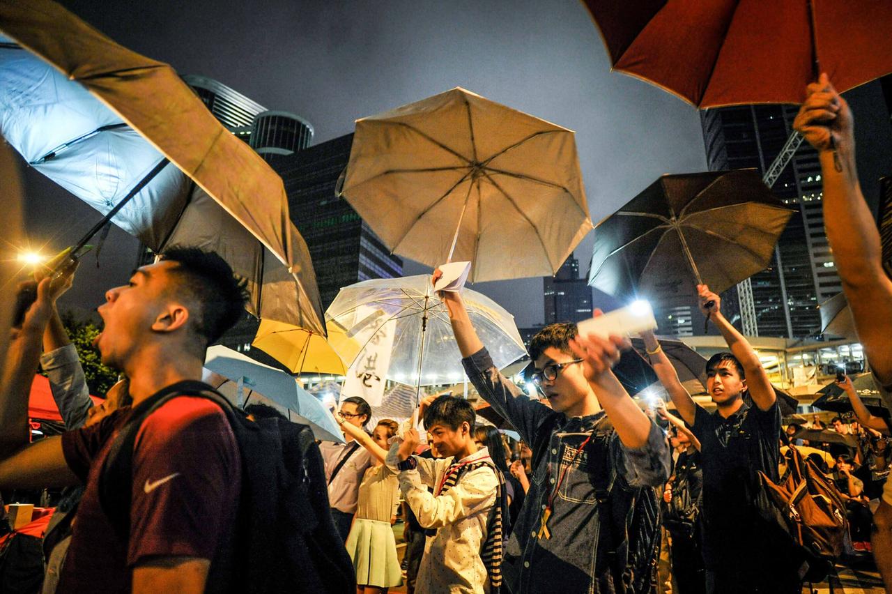 Demonstranten mit Regenschirmen in Hongkong Demonstranten mit Regenschirmen in Hongkong