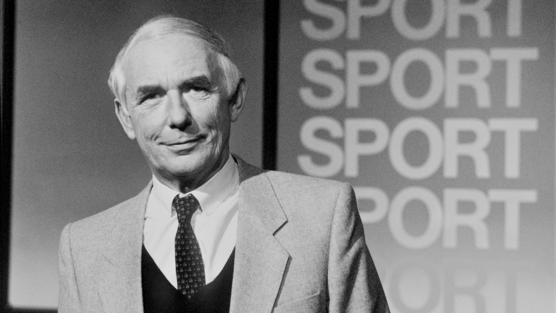 Das Fotot zeigt den Sport-Journalisten Ernst Huberty in einer Sportschau-Sendung im Januar 1983. Das Fotot zeigt den Sport-Journalisten Ernst Huberty in einer Sportschau-Sendung im Januar 1983.