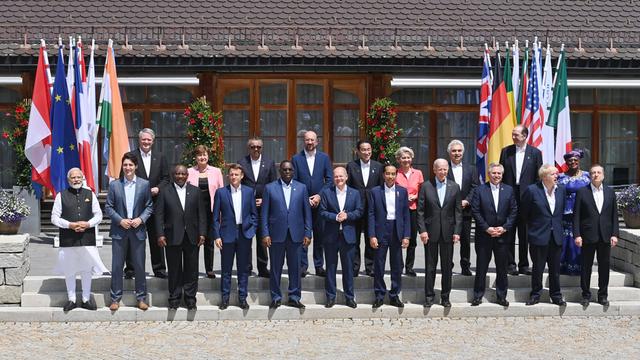Familienfoto der Staatschefs des G7-Gipfeln mit den Outreach-Gästen, den fünf Gastländern Indien, Indonesien, Südafrika, Senegal und Argentinien