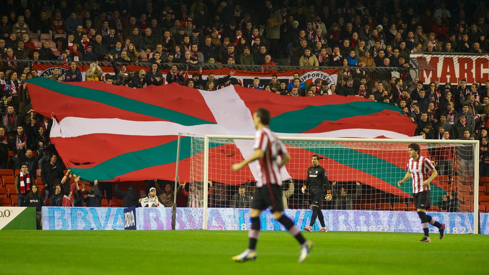 Fans von Athletic Bilbao mit baskischer Flagge  
