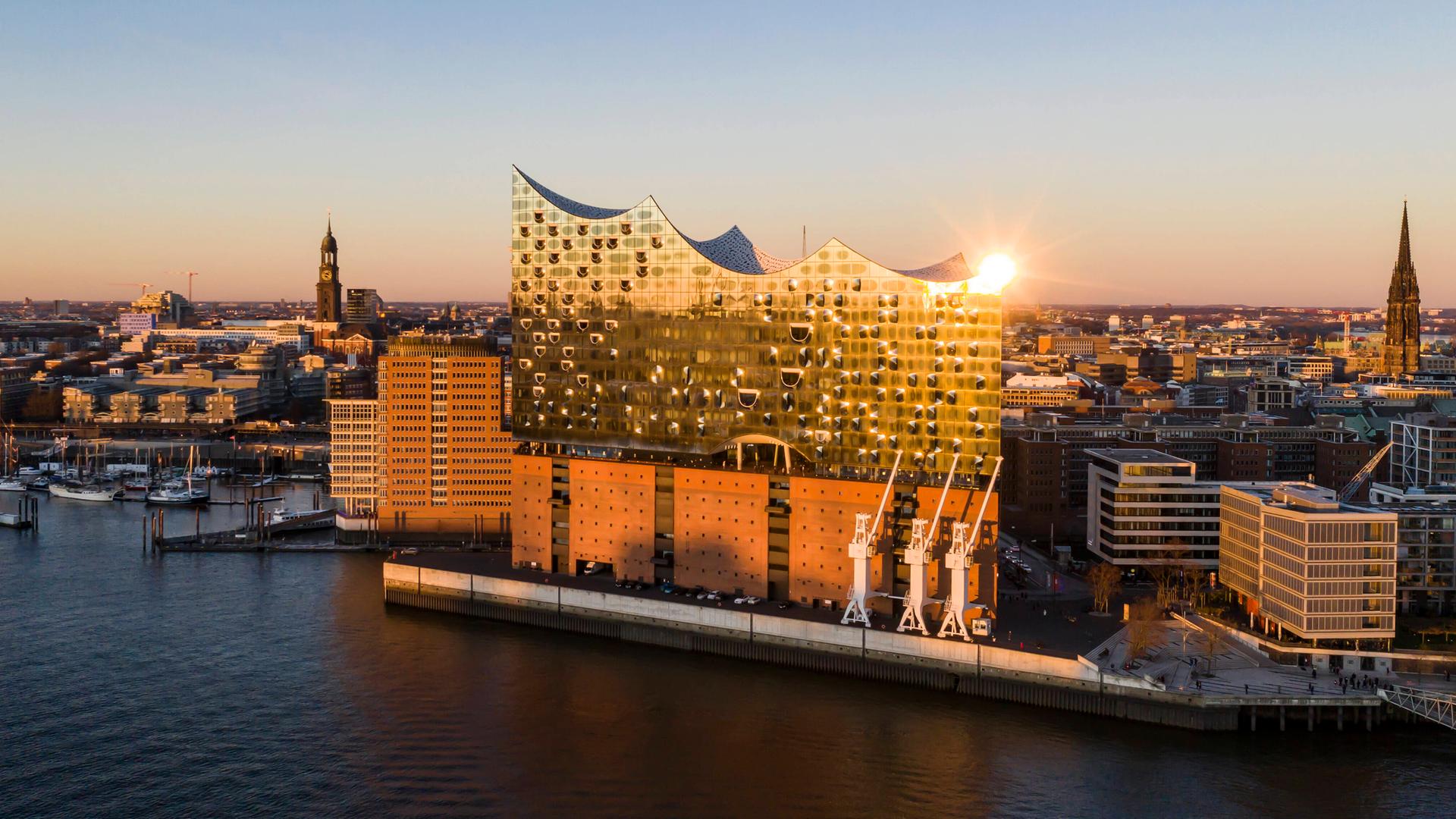 Die Hamburger Elbphilharmonie vom Wasser aus betrachtet im Sonnenuntergang. Die Hamburger Elbphilharmonie vom Wasser aus betrachtet im Sonnenuntergang.