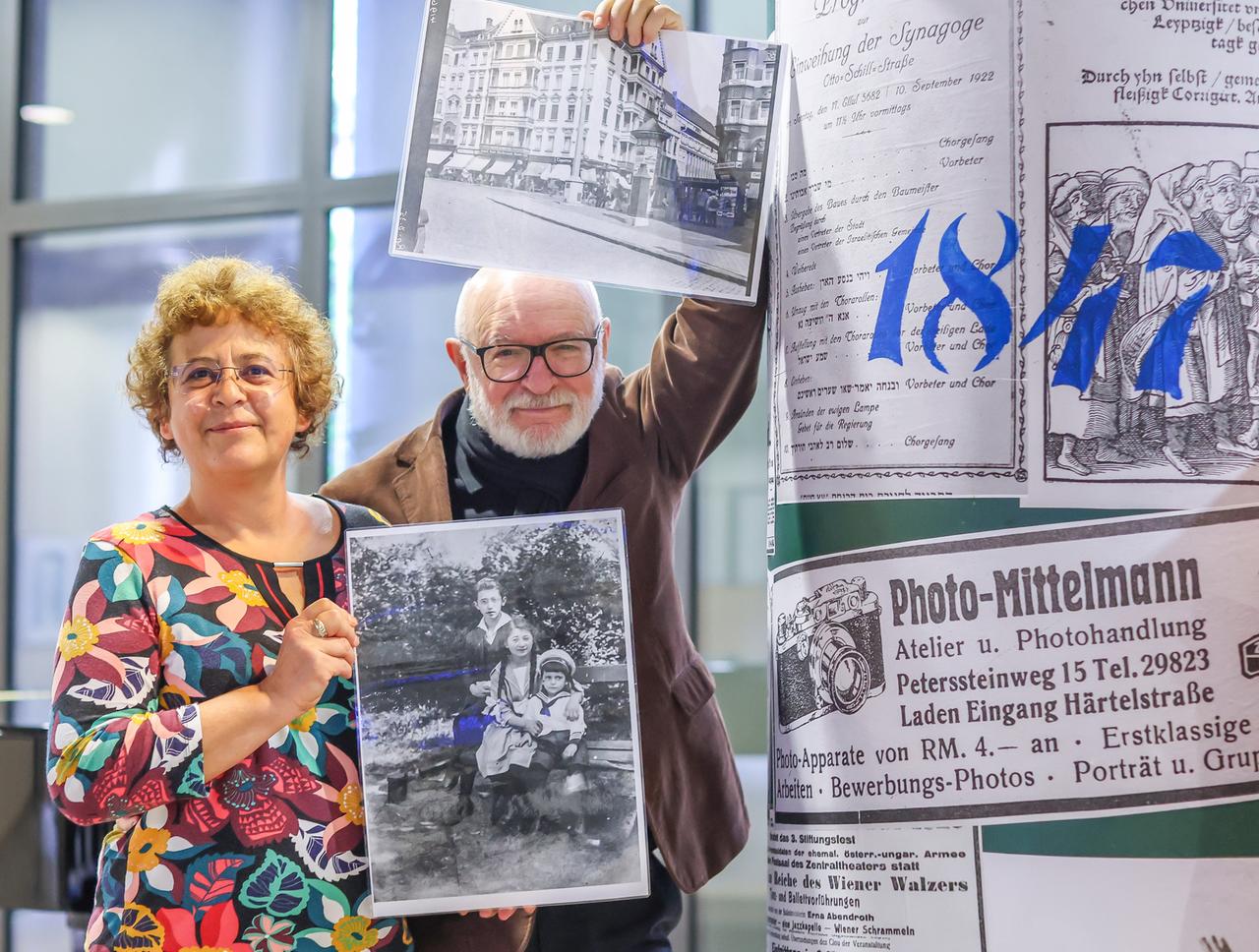 Nadia Vergne und Küf Kaufmann mit Fotos in der Hand Nadia Vergne und Küf Kaufmann mit Fotos in der Hand