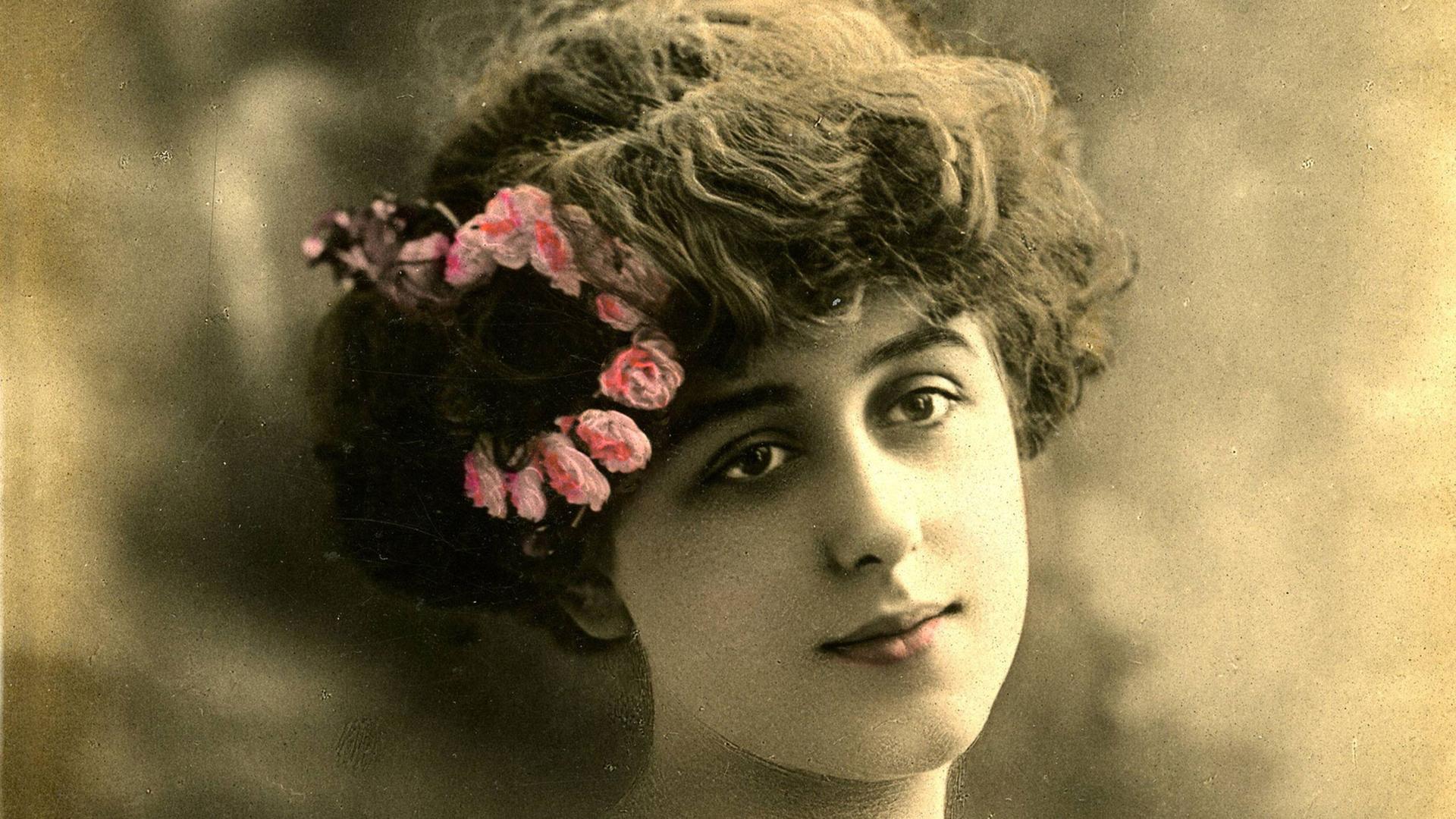 Nach dem plötzlichen Tod der Geliebten thematisiert Marcel Proust Kummer und Leid. Zu sehen: Porträt der französischen Schauspielerin Gabrielle Robinne (18861980) um 1905