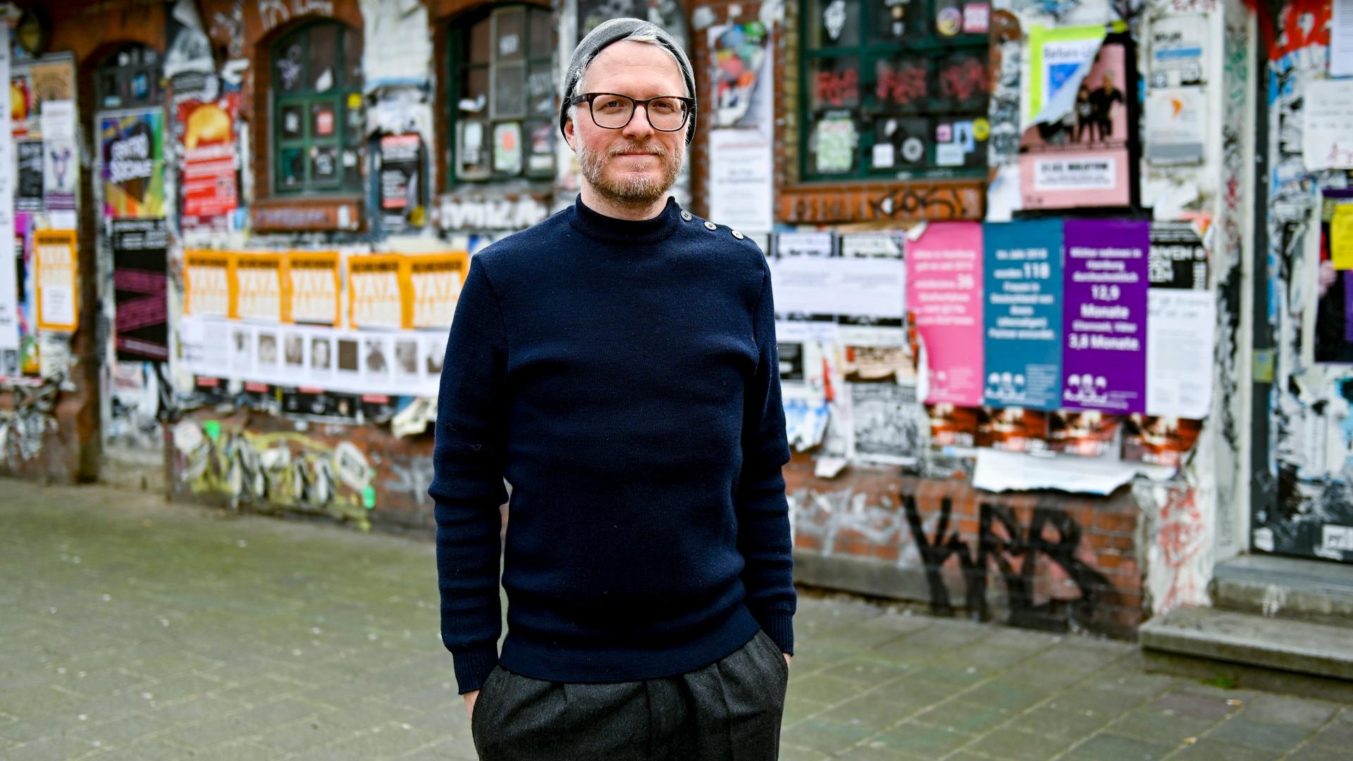 Daniel Beskos, Mitveranstalter des Indiebookday, einem Aktionstag zur Unterstützung kleiner unabhängiger Verlage, steht im Schanzenviertel vor einer Buchhandlung. In diesem Jshr findet der Indiebookday wegen der Corona-Krise nur im Netz statt. Daniel Beskos, Mitveranstalter des Indiebookday, einem Aktionstag zur Unterstützung kleiner unabhängiger Verlage, steht im Schanzenviertel vor einer Buchhandlung. In diesem Jshr findet der Indiebookday wegen der Corona-Krise nur im Netz statt.