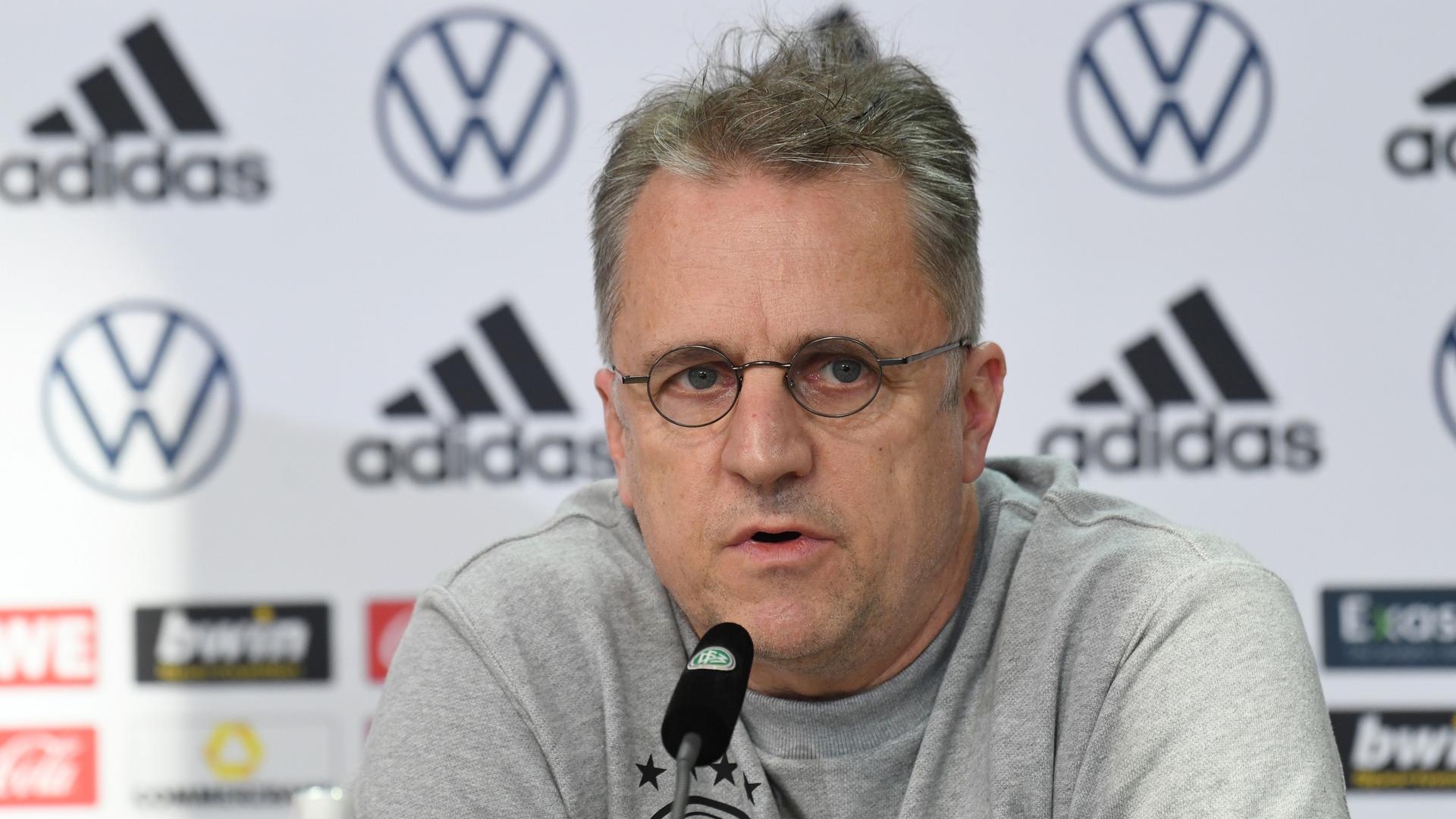 Tim Meyer sitzt in einer Pressekonferenz. Tim Meyer sitzt in einer Pressekonferenz.