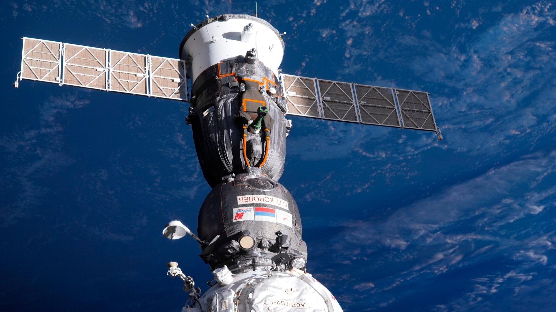 Eine Sojus-Kapsel der Internationalen Raumstation (ISS) während ihres Fluges. Aufgrund des Lecks an einer russischen Sojus-Kapsel werden drei Raumfahrer voraussichtlich später als geplant von der Raumstation ISS zur Erde zurückkehren.