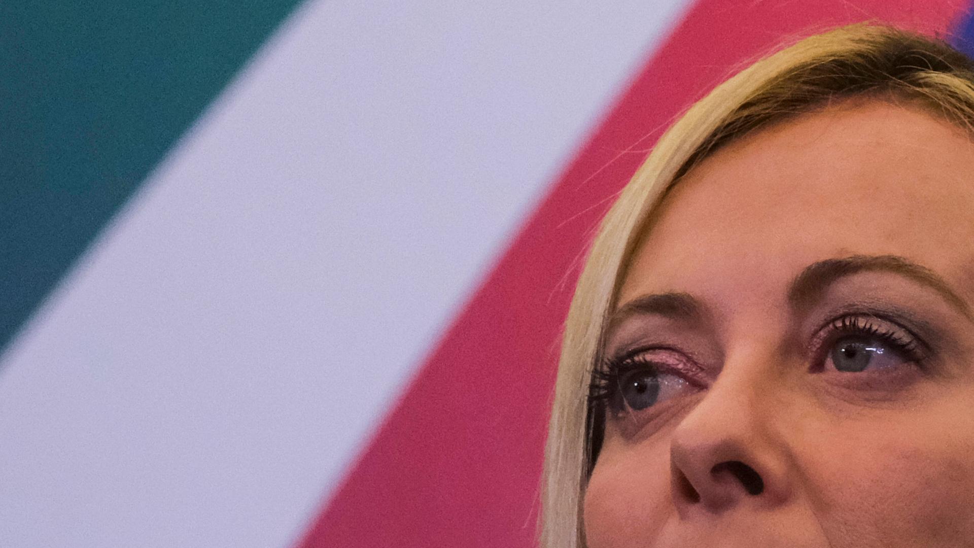 Ausschnitt des Gesichts von Giorgia Meloni. Sie hat in Italien die Parlamentswahl gewonnen. Ausschnitt des Gesichts von Giorgia Meloni. Sie hat in Italien die Parlamentswahl gewonnen.