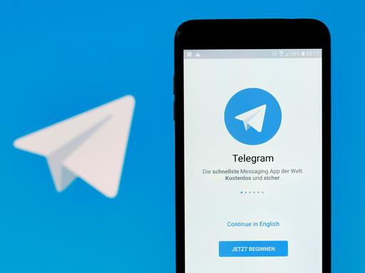 Das Logo des selbstregulierten Instant-Messaging-Dienst Telegram auf einem Handy.