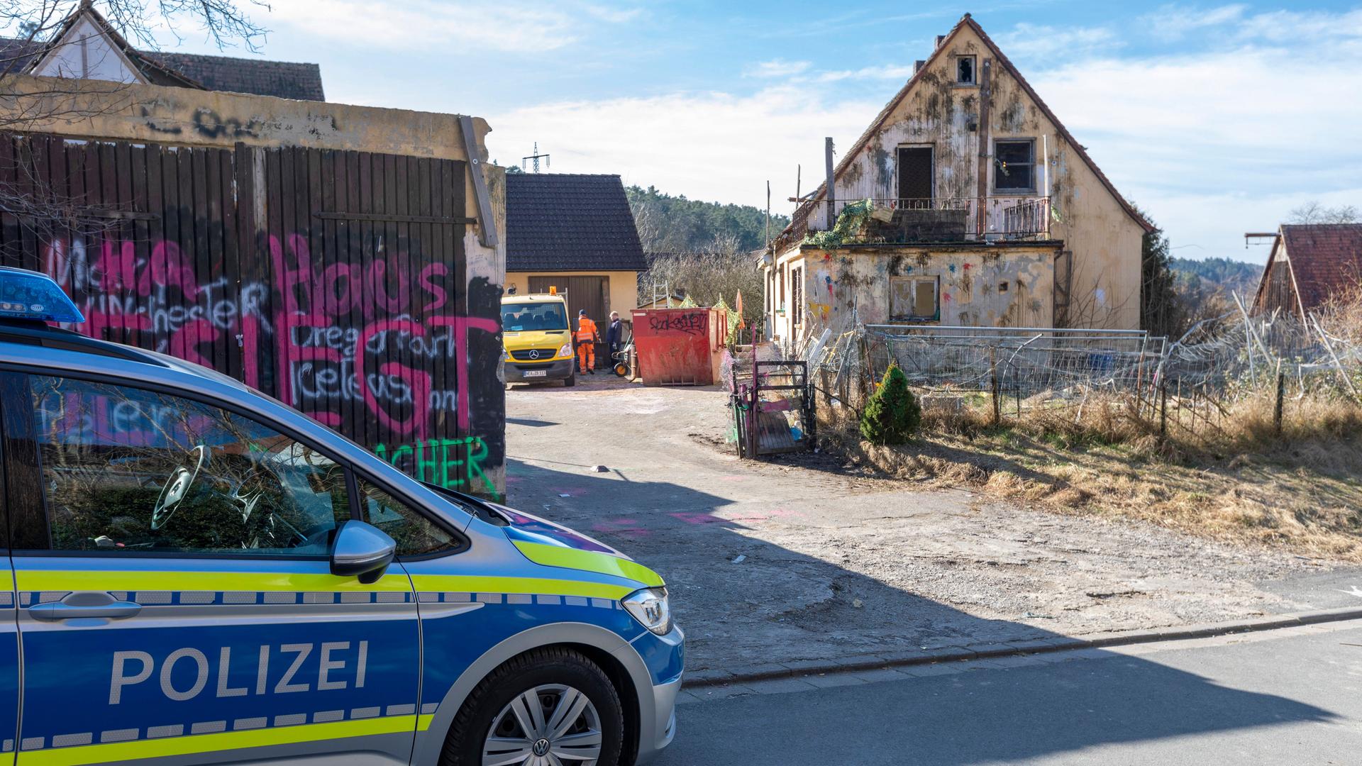 Das Haus des Drachenlords wurde von der Gemeinde Emskirchen gekauft. Es wird gerade ausgeräumt und soll abgerissen werden. Die Räumarbeiten auf dem Grundstück werden sicherheitshalber unter Schutz der Polizei durchgeführt. 