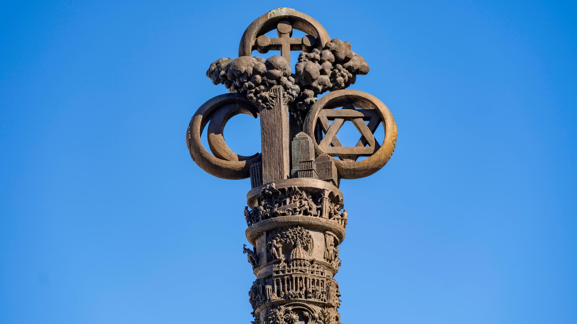 Ein Bronzedenkmal des Künstlers Jürgen Weber, das in Braunschweig steht, zeigt einen wolkigen Himmel, der von den drei Symbolen der großen Religionen umgeben ist: Ein Mond, ein Stern und ein Kreuz. Ein Bronzedenkmal des Künstlers Jürgen Weber, das in Braunschweig steht, zeigt einen wolkigen Himmel, der von den drei Symbolen der großen Religionen umgeben ist: Ein Mond, ein Stern und ein Kreuz.