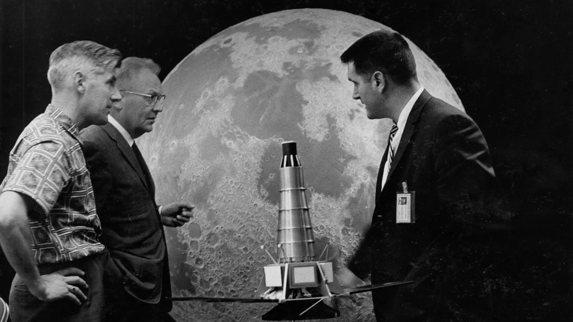 Ewen Whitaker (links) sucht mit Gerard Kuiper und Raymond Heacock (rechts) von der NASA Landestellen auf dem Mond aus. Ewen Whitaker (links) sucht mit Gerard Kuiper und Raymond Heacock (rechts) von der NASA Landestellen auf dem Mond aus.