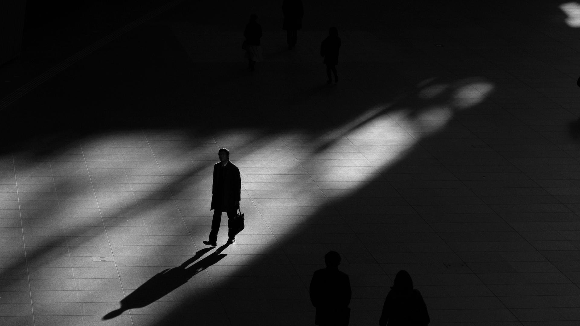 Wer waren die Hintermänner des Anschlags auf die Berliner Diskothek 1986? Ein Krimi frei nach wahren Begebenheiten.
Zu sehen: Ein Mann geht auf auf einem Platz, der Schatten vorne. Daneben zwei Menschen, nicht gut erkennbar ausßerhalb des Lichts. Wer waren die Hintermänner des Anschlags auf die Berliner Diskothek 1986? Ein Krimi frei nach wahren Begebenheiten.
Zu sehen: Ein Mann geht auf auf einem Platz, der Schatten vorne. Daneben zwei Menschen, nicht gut erkennbar ausßerhalb des Lichts.