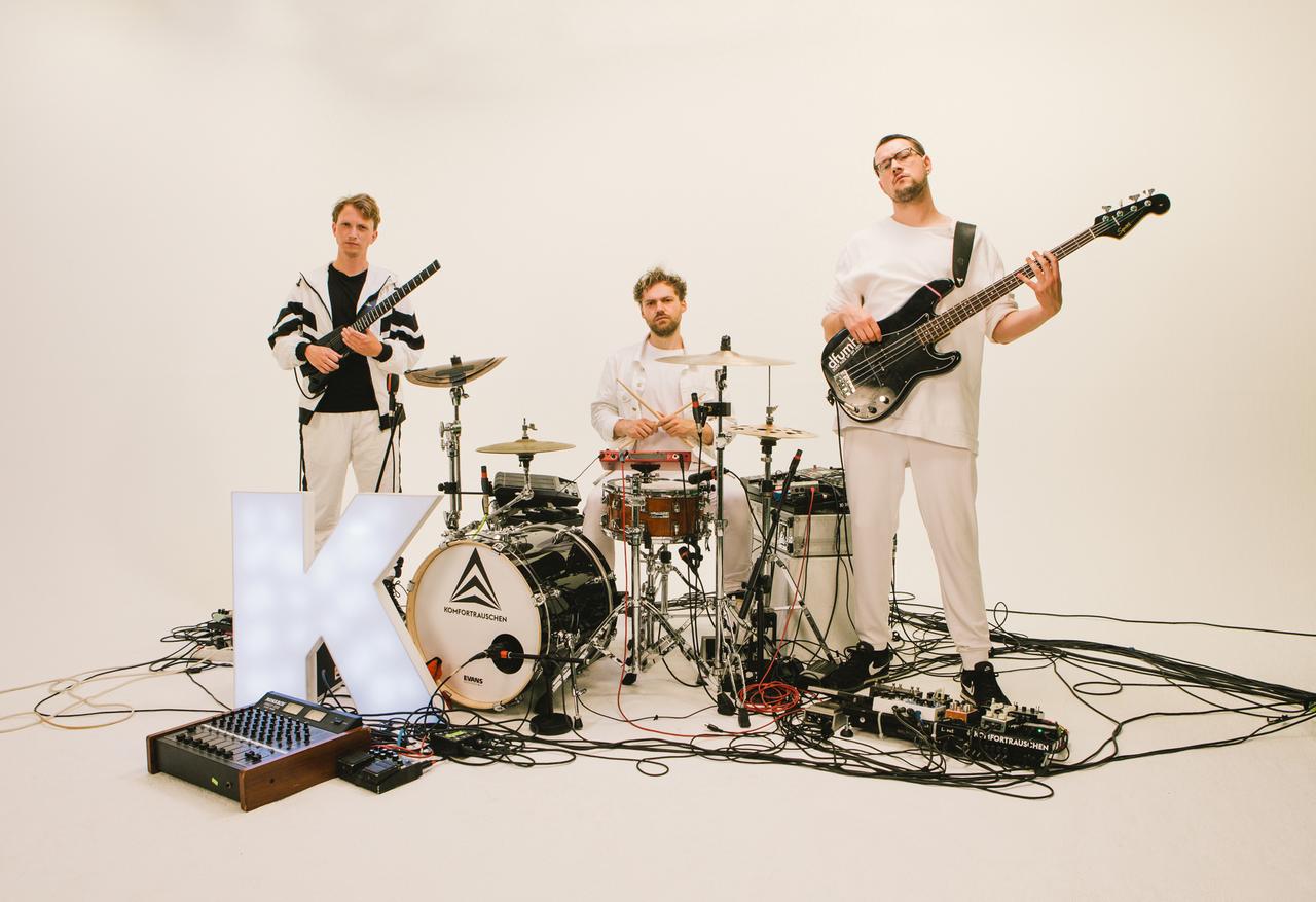 Drei Musiker mit Gitarre, Bass und Schlagzeug: die Band Komfortrauschen. Drei Musiker mit Gitarre, Bass und Schlagzeug: die Band Komfortrauschen.