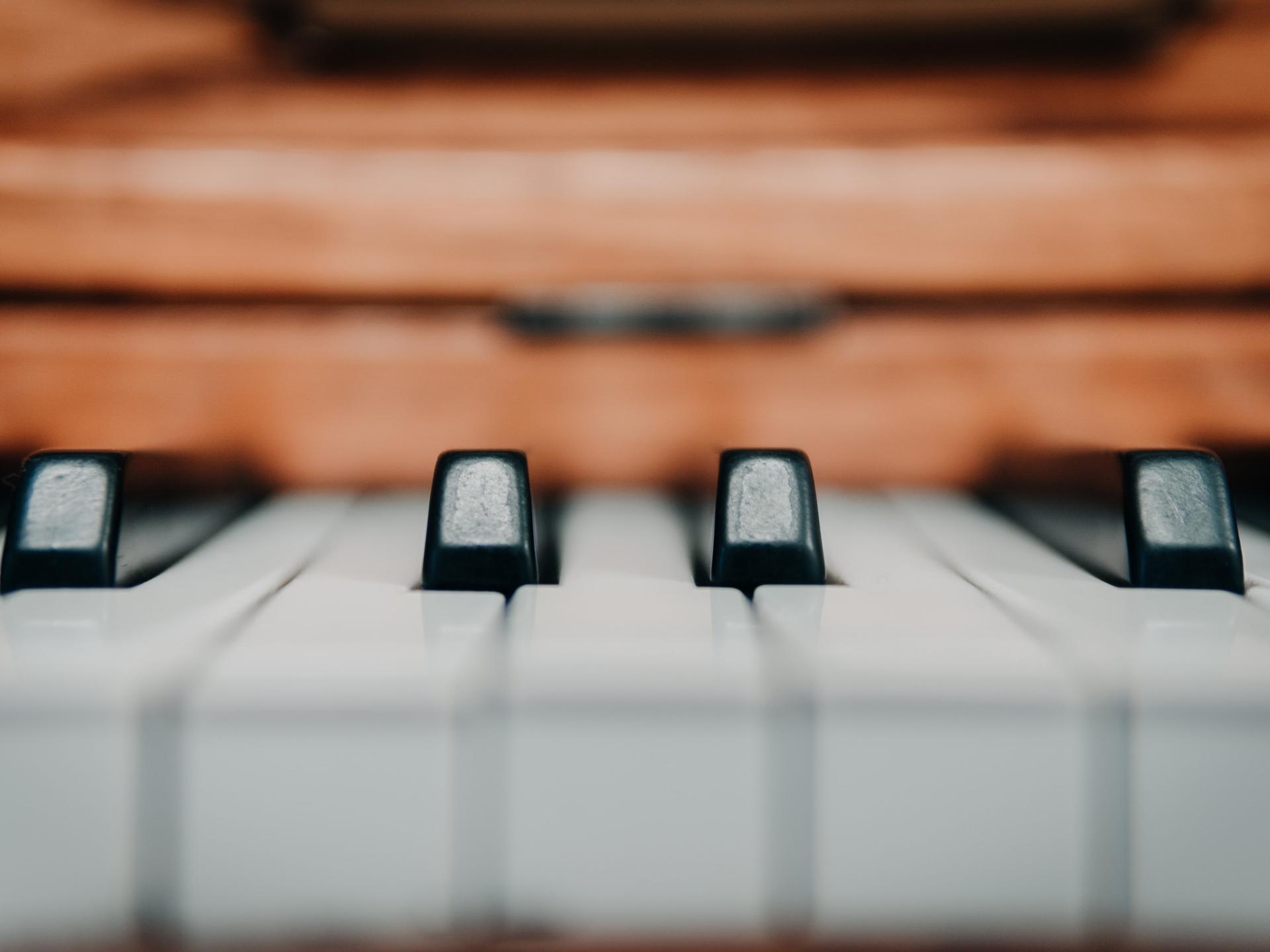 Die Nahaufnahme einer Klaviertastatur.