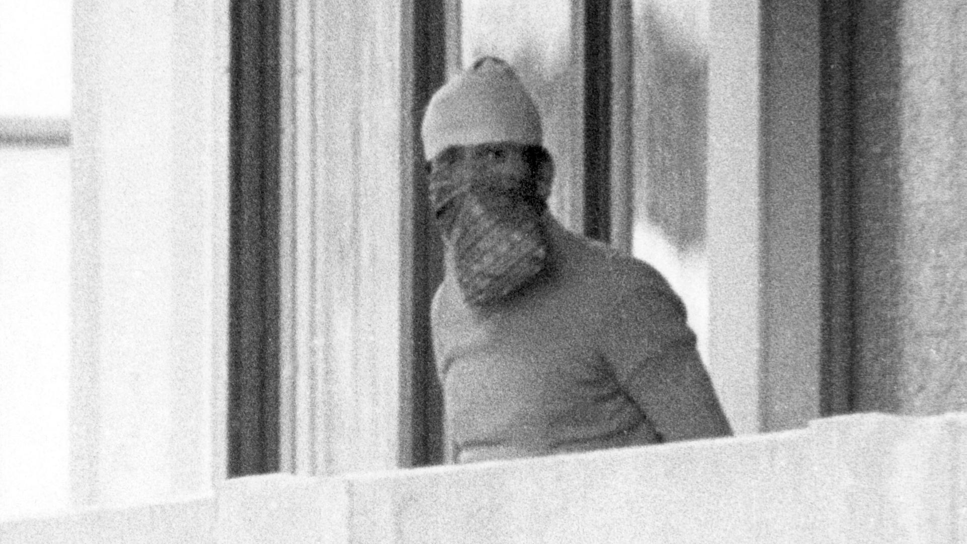 Olympia 1972: Ein maskierter arabischer Terrorist auf dem Balkon des israelischen Mannschaftsquartiers im Olympischen Dorf der Münchner Sommerspiele Olympia 1972: Ein maskierter arabischer Terrorist auf dem Balkon des israelischen Mannschaftsquartiers im Olympischen Dorf der Münchner Sommerspiele