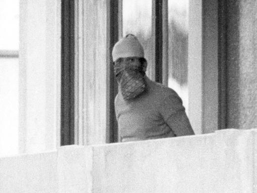 Olympia 1972: Ein maskierter arabischer Terrorist auf dem Balkon des israelischen Mannschaftsquartiers im Olympischen Dorf der Münchner Sommerspiele