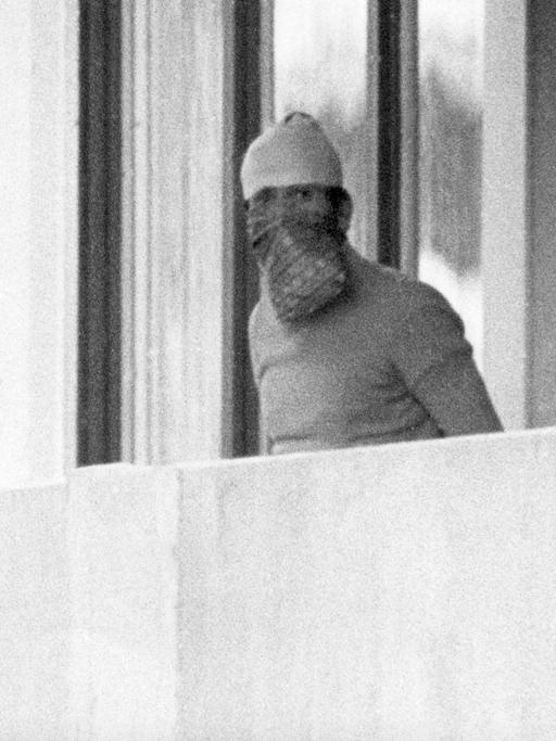Olympia 1972: Ein maskierter arabischer Terrorist auf dem Balkon des israelischen Mannschaftsquartiers im Olympischen Dorf der Münchner Sommerspiele
