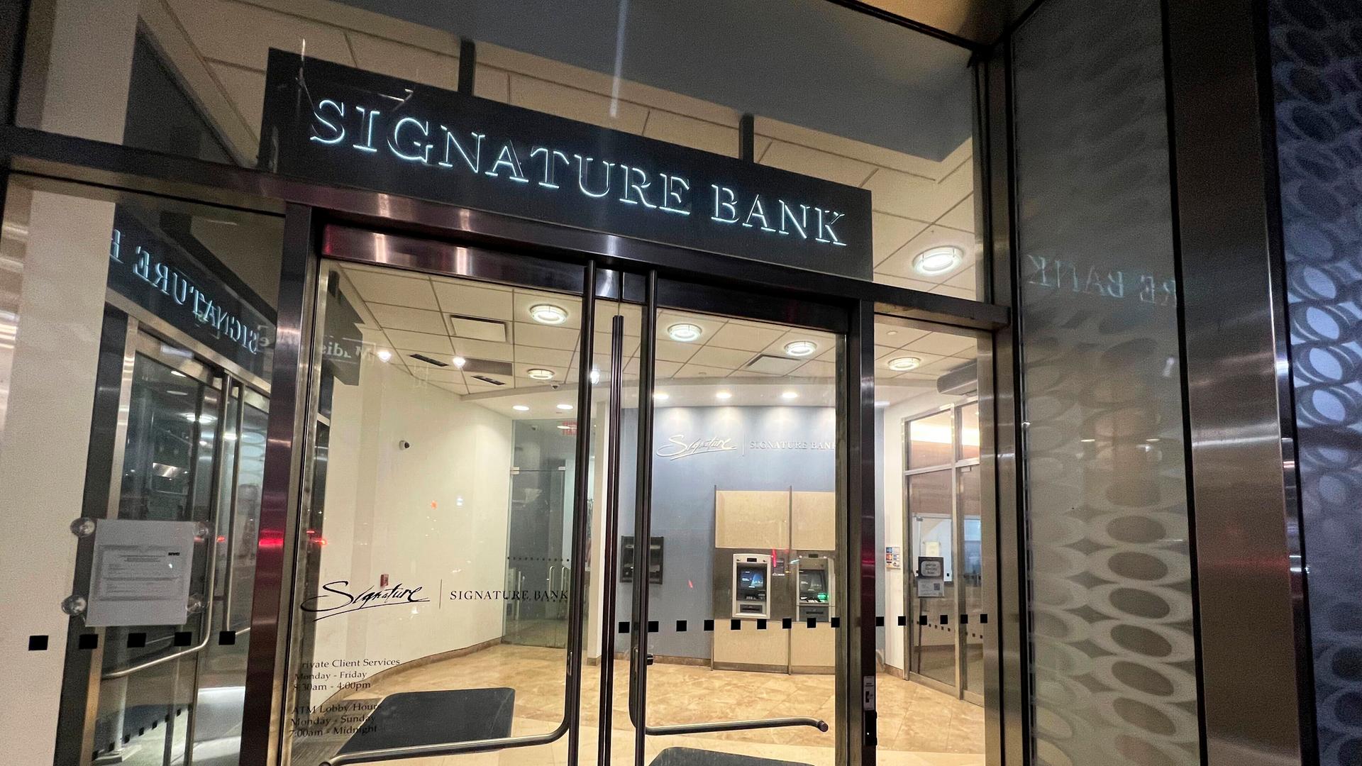 Das Foto zeigt den Eingang einer Filiale der New Yorker Signature Bank. Das Foto zeigt den Eingang einer Filiale der New Yorker Signature Bank.