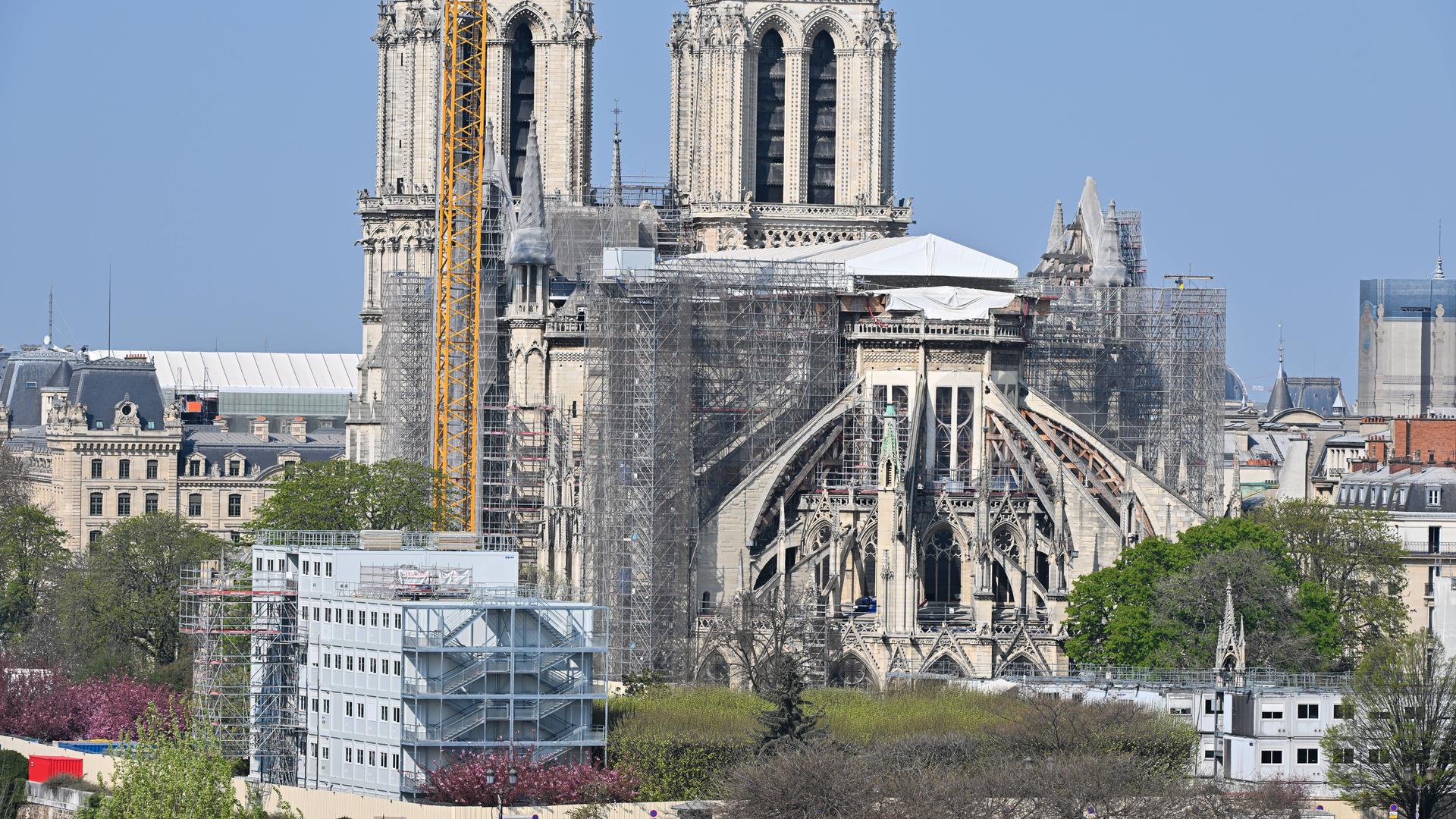 Die Kathedrale Notre Dame in Paris mit Baugerüsten.