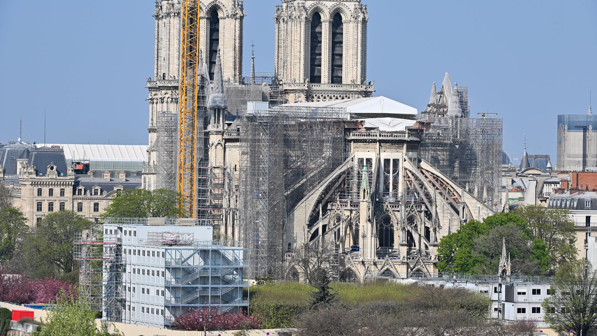 Die Kathedrale Notre Dame in Paris mit Baugerüsten. Die Kathedrale Notre Dame in Paris mit Baugerüsten.