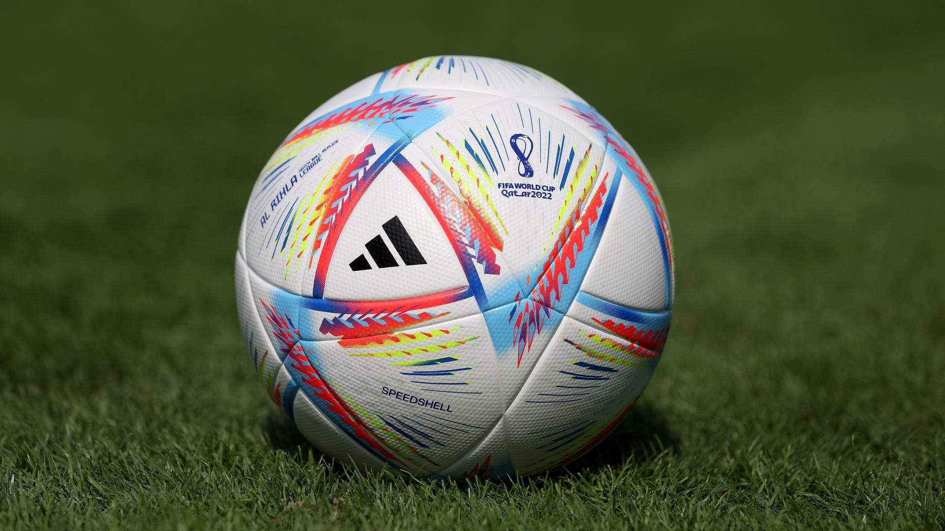 Ein Fuß-Ball liegt auf dem Spiel-Feld. Ein Fuß-Ball liegt auf dem Spiel-Feld.