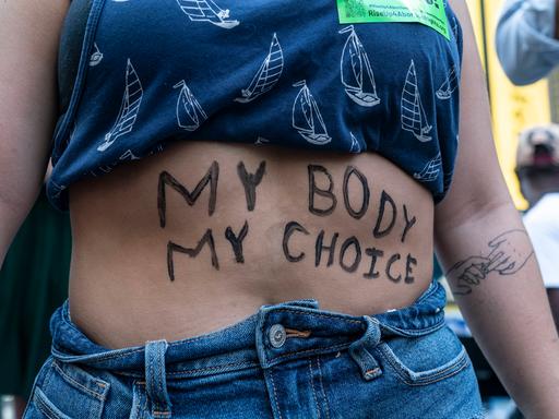 Demonstrant*innen kämpfen für Abtreibungsrechte in den USA (New York, Times Square).