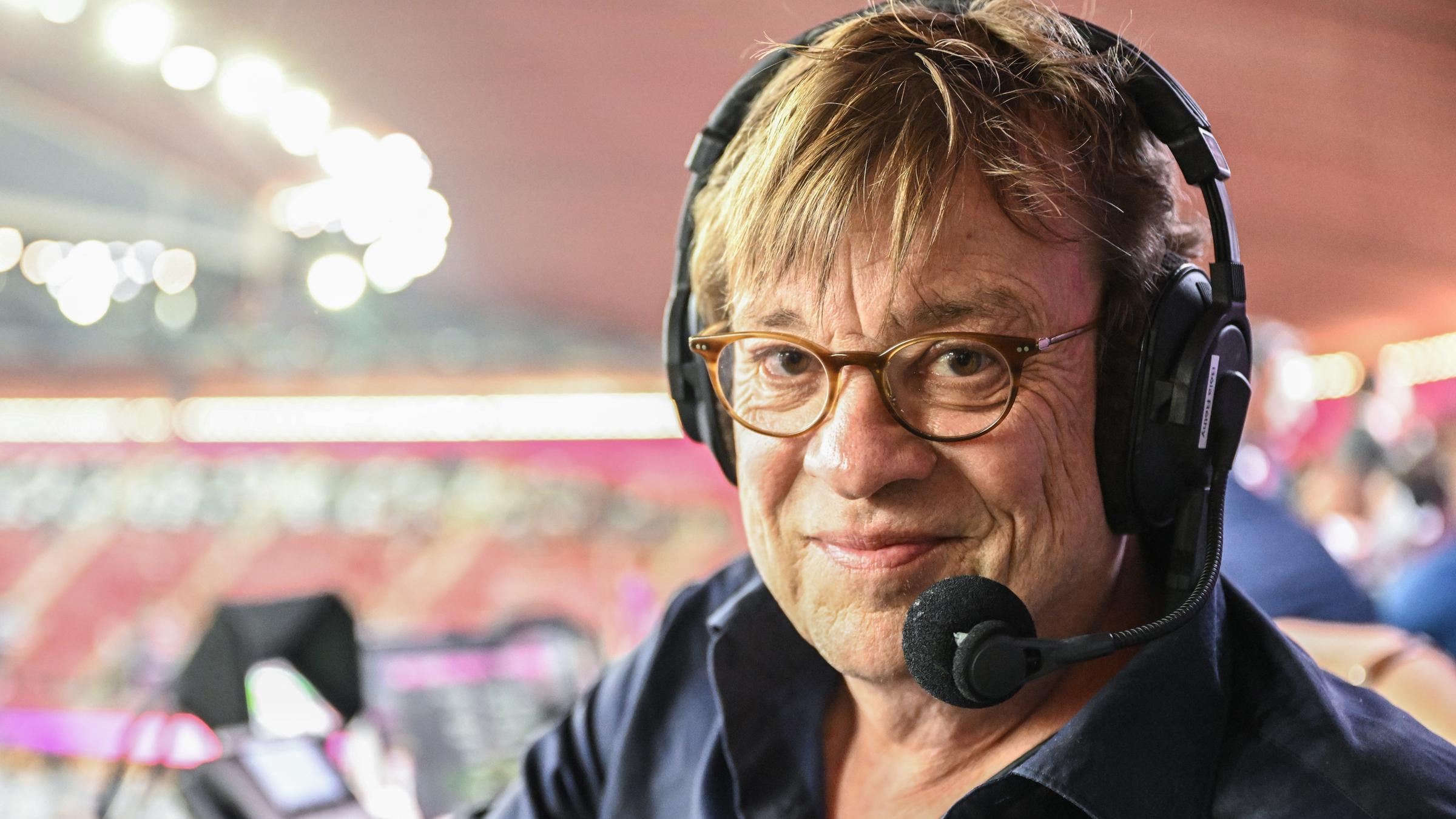 Béla Réthy posiert vor der Begegnung Frankreich gegen Marokko während der Fußball-WM 2022 für ein Foto.