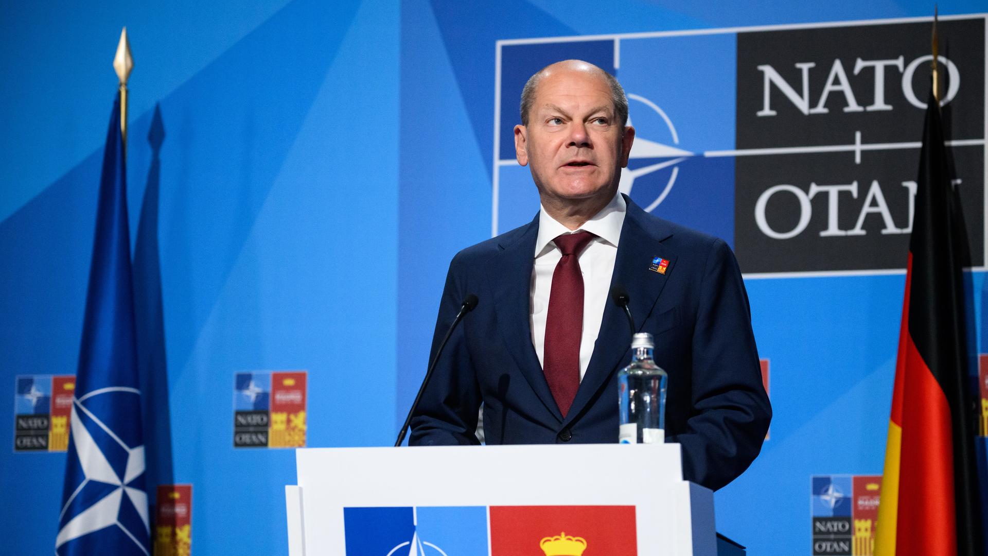 Bundeskanzler Olaf Scholz bei einer Pressekonferenz zum Abschluss des Nato-Gipfels in Madrid Bundeskanzler Olaf Scholz bei einer Pressekonferenz zum Abschluss des Nato-Gipfels in Madrid