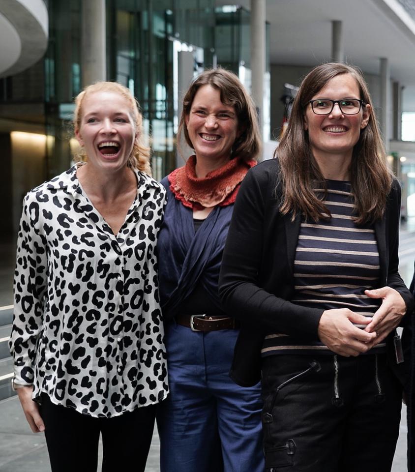 Drei Frauen schauen in die Kamera. Drei Frauen schauen in die Kamera.